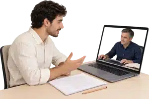 מלווה אקדמי עובד על עריכה לשונית בזמן שהסטודנט מדבר במפגש אונליין