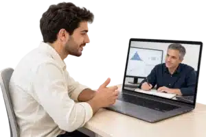 סטודנט משוחח עם מלווה אקדמי המנתח שאלונים ונתונים במפגש אונליין