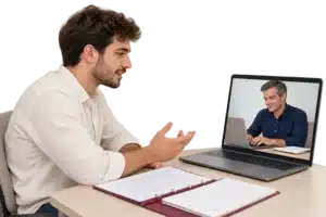 סטודנט משוחח עם מלווה אקדמי במסך המחשב במהלך סיכום מאמרים