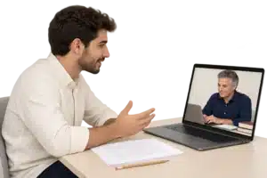 סטודנט משוחח עם מלווה אקדמי העורך את העבודה על מסך המחשב